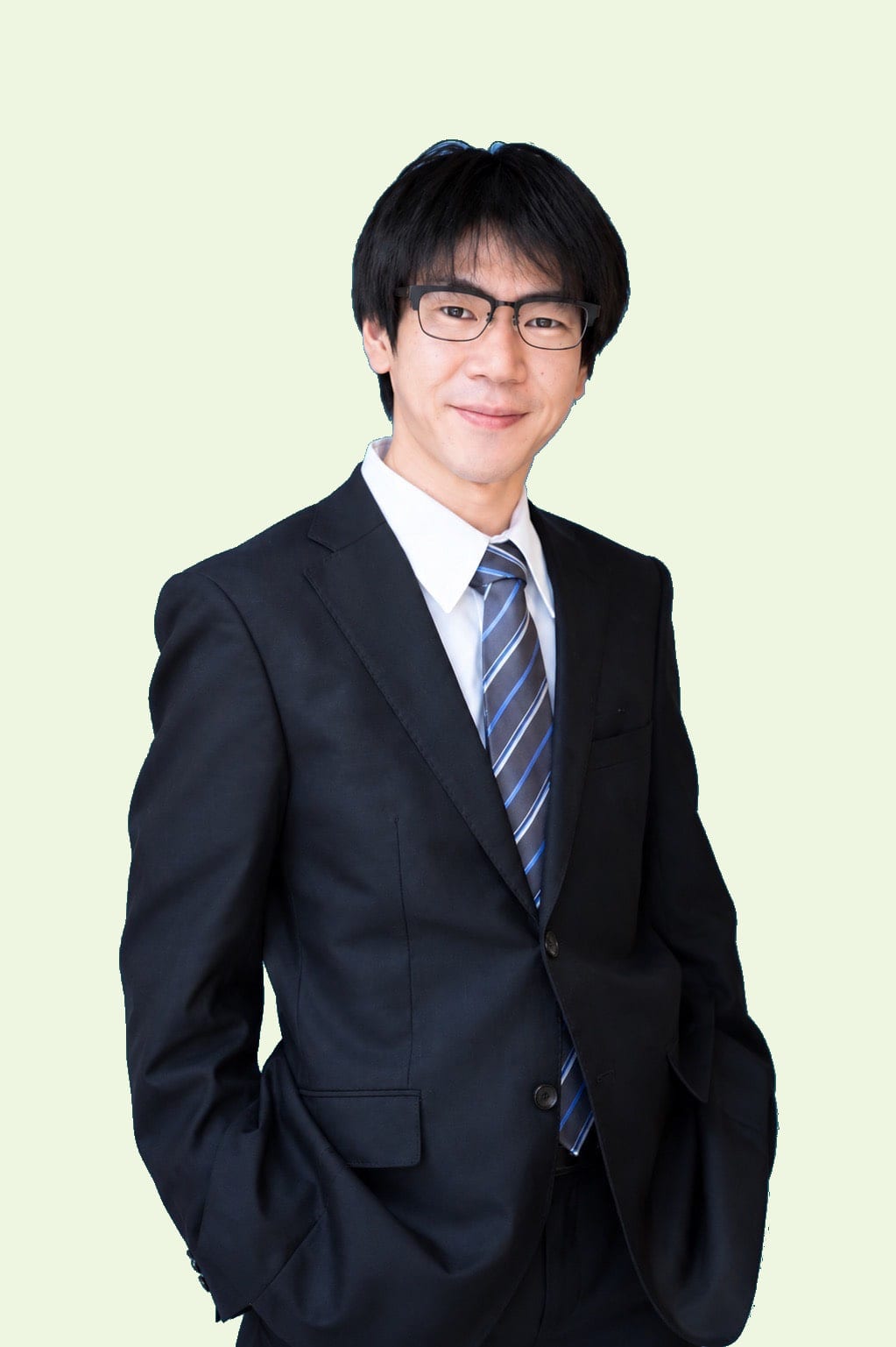 ライフサポート熊谷 代表の齋藤匠。スーツ姿で微笑んでいる